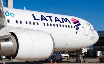 Avião da Latam parado