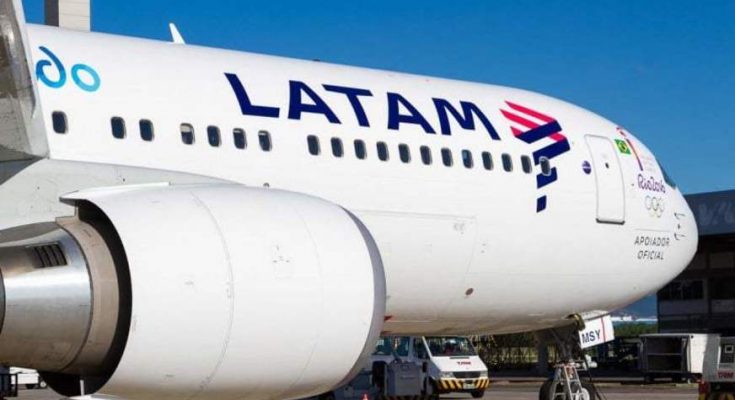 Avião da Latam parado