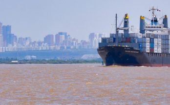 Navio em frente à cidade de Barranquilla