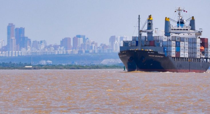 Navio em frente à cidade de Barranquilla