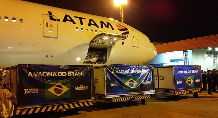 LATAM traz para o Brasil 5,4 mil litros de insumos para a fabricação da CoronaVac