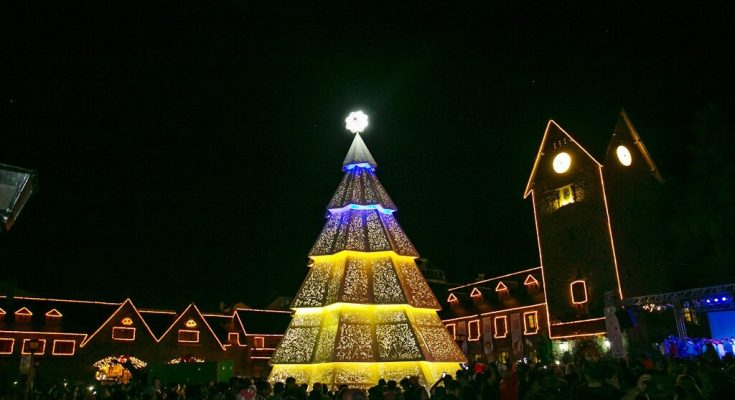 Natal em Bariloche tem árvore de 10 metros