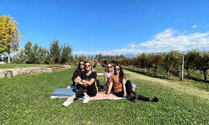 Mendoza com as amigas, por Núria Bianco